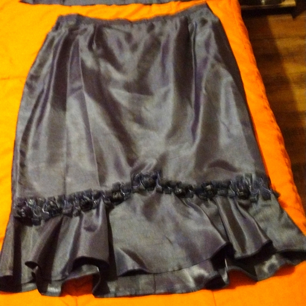 Ladies 3pc Suit. Skirt/blouse/jacket